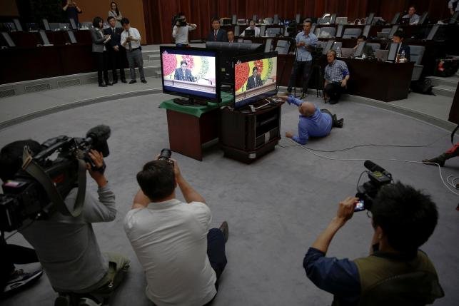 Phóng viên nước ngoài tập trung tác nghiệp xung quanh các màn hình đang phát đi bài diễn văn của nhà lãnh đạo Kim Jong Un tại đại hội lần thứ 7 của Đảng Lao động Triều Tiên - Ảnh: Reuters