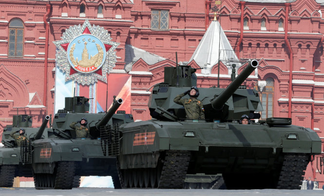 Những chiếc xe tăng T-14 tham gia chương trình tổng duyệt tại quangr trường Đỏ - Ảnh: Reuters