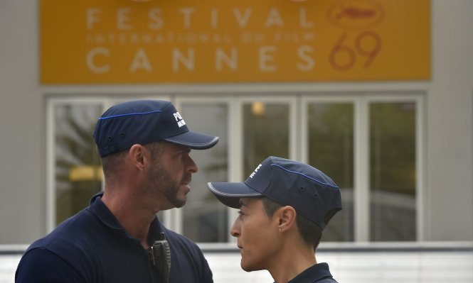 Nhân viên cảnh sát đang đứng trước tòa nhà Palais des Festivals ở thành phố Cannes - Ảnh: AFP