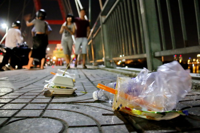 Các bạn trẻ xả rác trên cầu Bình Lợi (Q.Thủ Đức, TP.HCM) vào tối 7-5 - Ảnh: Ngọc Hiển