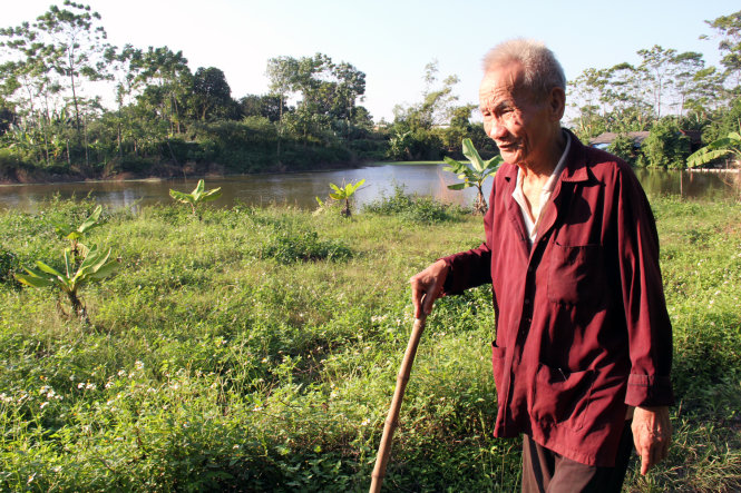 Ông Nguyễn Văn Chín tại khu đất Lõng Rồng, nơi đào được chuông cổ  - Ảnh: Thái Lộc