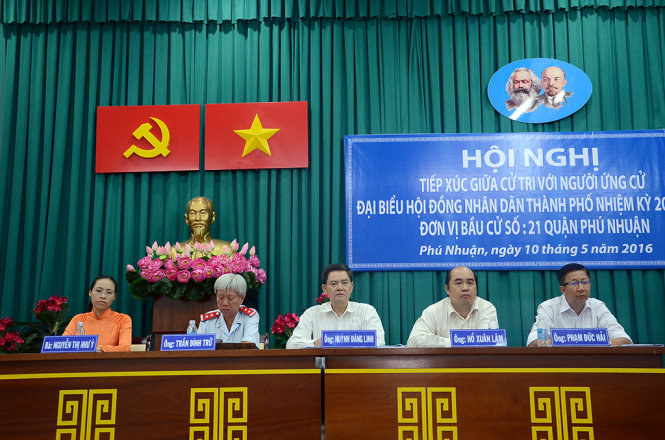 Năm ứng cử viên ứng cử vào HĐND TP.HCM khóa IX tại buổi tiếp xúc cử tri quận Phú Nhuận - Ảnh: Vũ Thủy