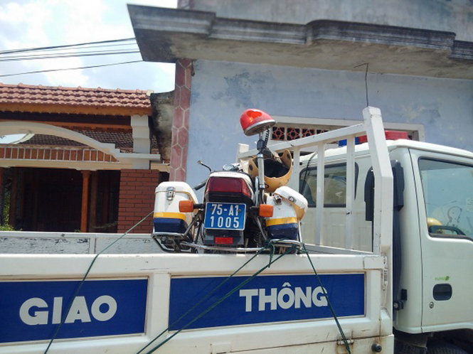 Chiếc xe mô tô chuyên dụng bị hất văng xuống ruộng sắn - Ảnh: Cơ quan chức năng cung cấp.
