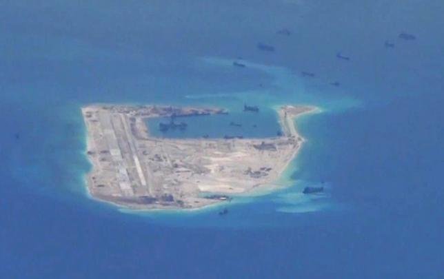 Các tàu nạo vét của Trung Quốc đậu bao quanh Đá Chữ Thập trong bức ảnh do máy bay trinh thám P-8A Poseidon của Mỹ chụp ngày 21-5-2015 (tư liệu) - Ảnh: Reuters