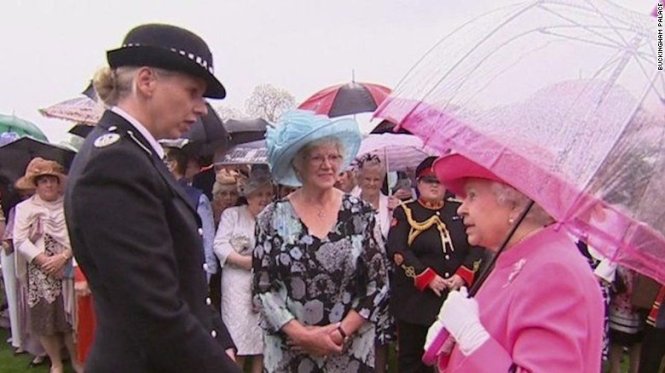 Nữ hoàng Anh (phải) nói chuyện với bà Lucy D'Orsi - Ảnh: CNN