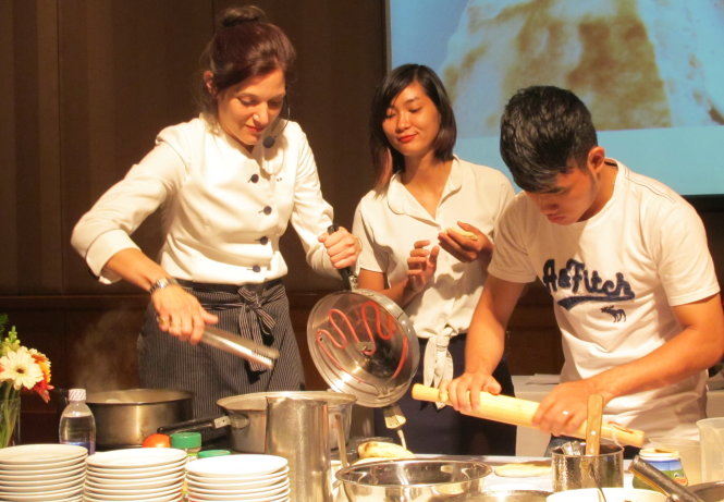 Bếp trưởng Ruthie Rousso (bìa trái) giới thiệu kỹ thuật chế biến món bánh mì có xốt bơ đến các bạn trẻ - Ảnh: K.Anh