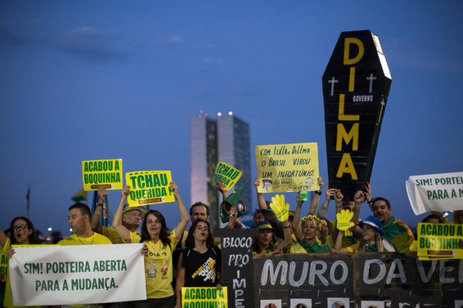 Người biểu tình ủng hộ việc truất quyền tổng thống của bà Rousseff biểu tình bên ngoài quốc hội Brazil ngày 11-5 - Ảnh: AP