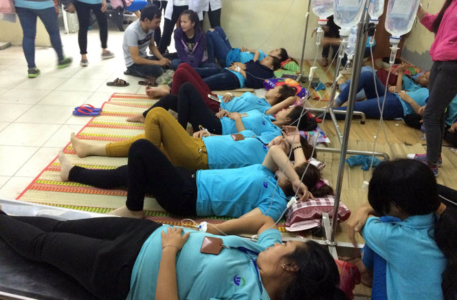 Các công nhân đang được truyền dịch tại Phòng khám Tân Quy - Ảnh: Lê Phan