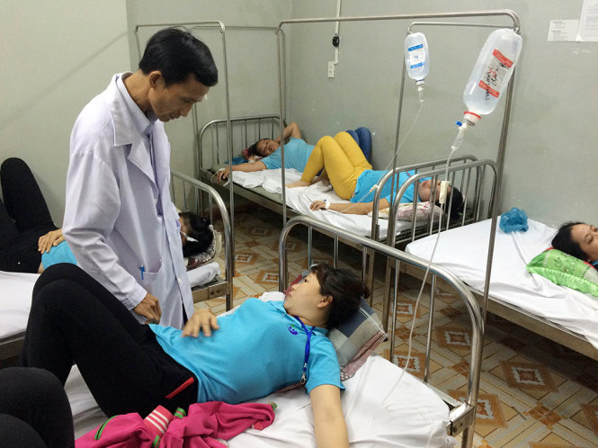 Bác sĩ Đặng Hồng Tú đang khám và chăm sóc cho các công nhân - Ảnh: Vũ Thủy