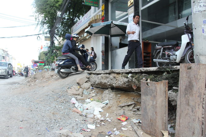 Nhiều nhà dân trên đường Bạch Đằng cao hơn mặt đường cả mét khiến việc đi lại gặp rất nhiều khó khăn, nguy hiểm - Ảnh: Văn Tiên