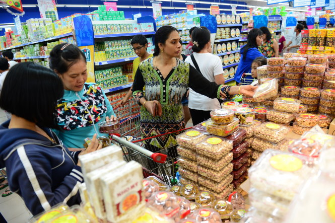 Người dân chọn mua hàng tại siêu thị Co.op Mart, Q.7, TP.HCM  - Ảnh: Quang Định