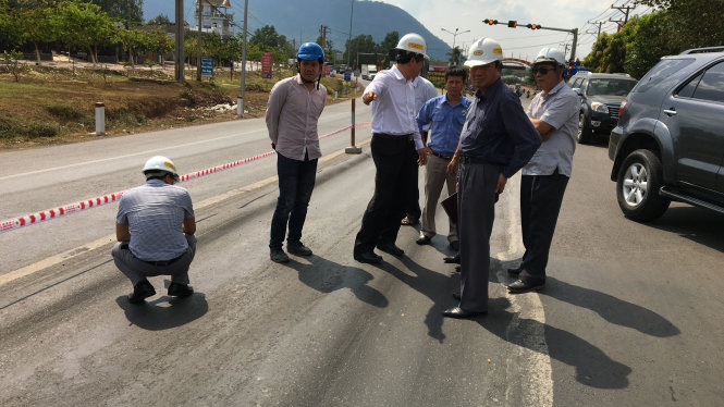 Đoàn kiểm tra của Bộ GTVT kiểm tra mặt đường lún trên quốc lộ 1 - Ảnh: Hà Mi