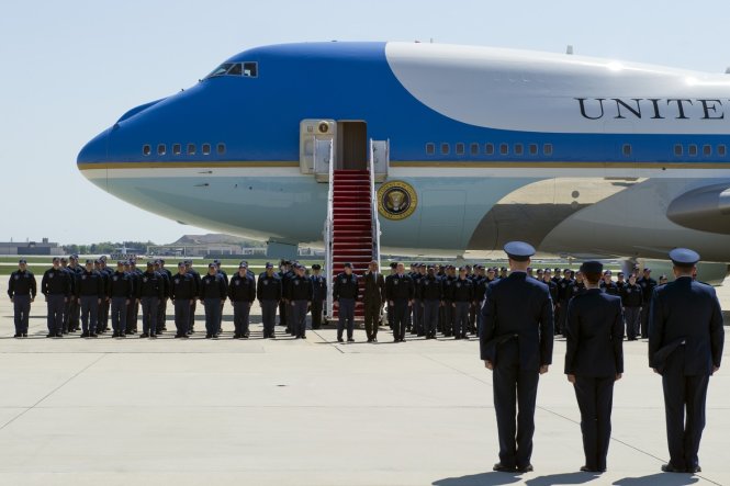 Tổng thống Mỹ Barack Obama chụp hình cùng các nhân viên, sĩ quan của căn cứ Andrews ngày 4-5. Phía sau là chuyên cơ Không lực Một của Tổng thống Mỹ - Ảnh: Căn cứ Andrews