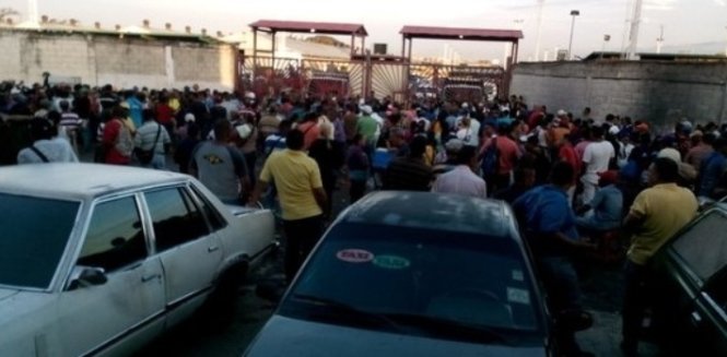 Người dân tập trung trước siêu thị ở Maracay, miền trung Venezuela - Ảnh: Panampost