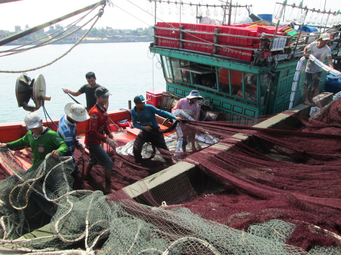 Ngư dân xã Bảo Ninh (TP Đồng Hới, Quảng Bình) chuẩn bị lưới để tiếp tục ra khơi    - Ảnh: Lam Giang