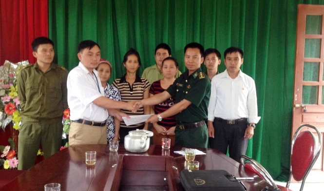 Lực lượng Bộ đội biên phòng Nghệ An và chính quyền địa phương trao trả ba phụ nữ bị lừa bán sang Trung Quốc cho gia đình - Ảnh: Hải Thượng