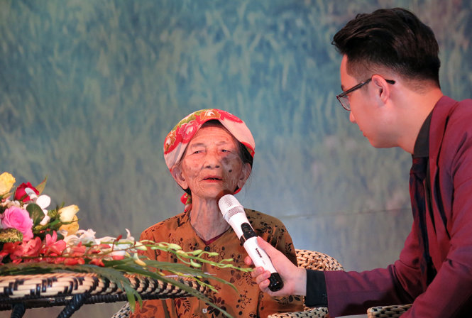 Bà Giá (81 tuổi, ở xã Trung Dũng, huyện Tiên Lữ) dù tuổi cao, sức yếu nhưng phải đi mò cua bắt ốc kiếm cái ăn, cái mặc cho các cháu - Ảnh: QUANG THẾ