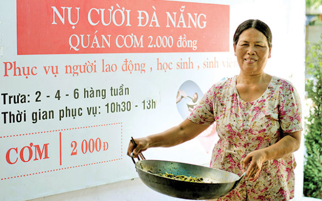 Bà Trương Thị Liễu - trưởng bếp quán cơm Nụ Cười - Ảnh: Tấn Lực