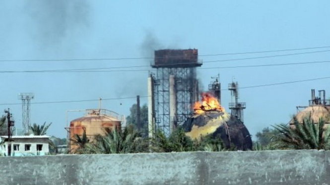 Đánh bom tự sát tại nhà máy gas ở gần thành phố Baghdad, Iraq - Ảnh: BBC/Getty Images