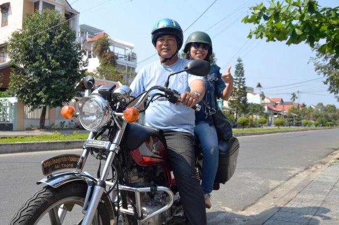 Easy rider Đỗ Văn Thống chuẩn bị chở khách đi phượt - Ảnh: Lê Trung