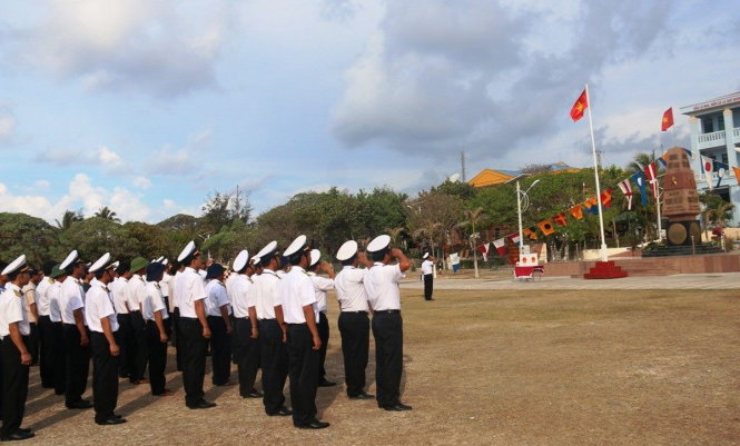 Lễ chào cờ trước giờ bầu cử trên đảo Song Tử Tây - Ảnh: Tiến Long