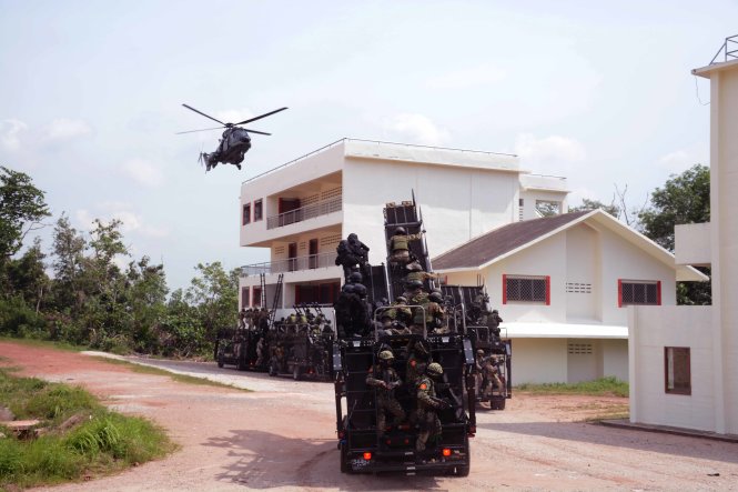 Trực thăng và xe thang chuyên dụng chở đặc nhiệm tấn công mục tiêu