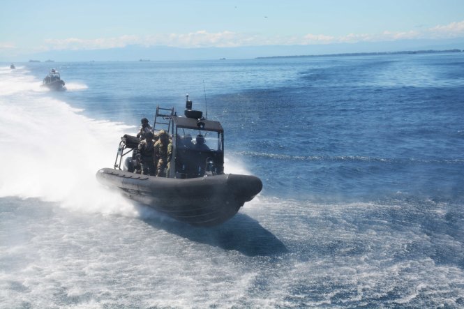 Xuồng cao tốc chở lực lượng đặc nhiệm tiếp cận tàu có khủng bố