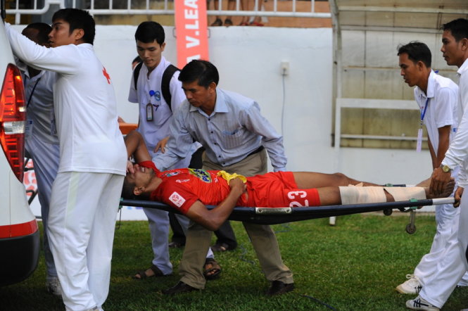 Osmar bị gãy chân được đưa đi cấp cứu - Ảnh: Anh Tiến