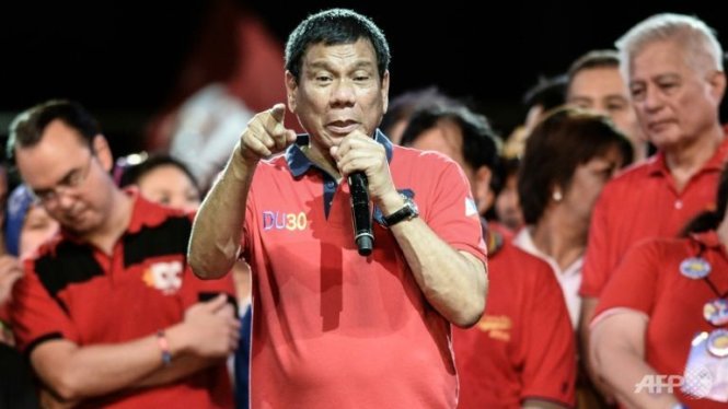 Tổng thống đắc cử Rodrigo Duterte phát biểu trong cuộc họp báo - Ảnh: AFP