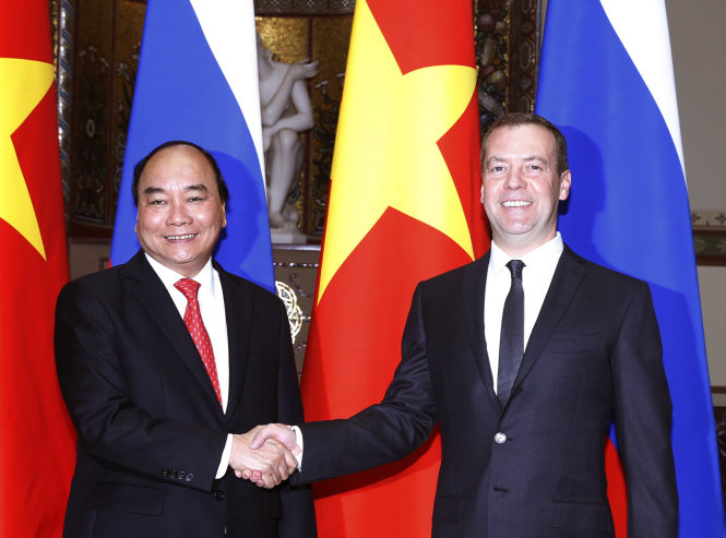 Thủ tướng LB Nga D. Medvedev đón Thủ tướng Nguyễn Xuân Phúc - Ảnh: TTXVN