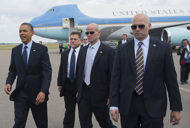 Tổng thống Obama (bìa trái) được các mật vụ bảo vệ trong một lần đáp xuống sân bay Tampa (Mỹ) - Ảnh: AFP