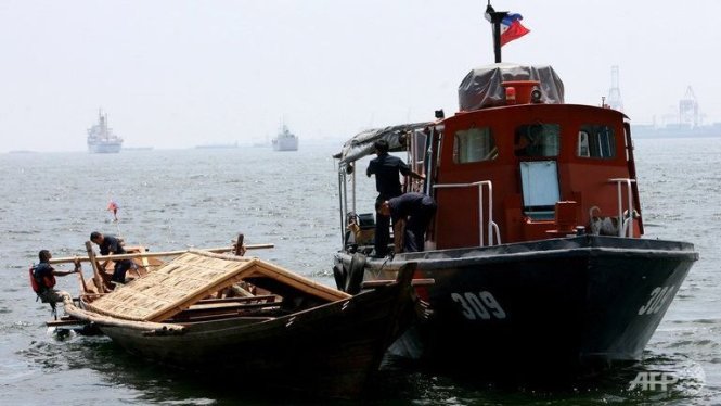 Lực lượng bảo vệ  bờ biển Philippines kiểm tra một tàu cá ở Vịnh Manila - Ảnh: Reuters