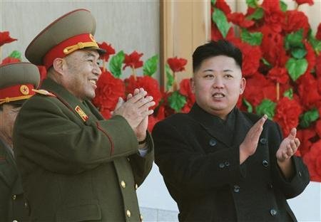 Ông Ri Yong Ho (trái) đứng kế bên lãnh đạo Triều Tiên Kim Jong Un (phải) - Ảnh: Reuters