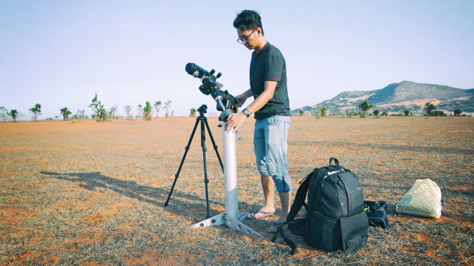 Nguyễn Tân Khải đang lắp đặt kính thiên văn và máy ảnh tại Bình Thuận - Ảnh: NVCC