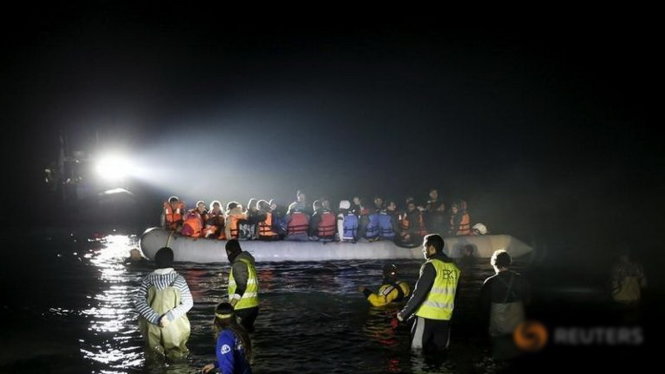 Một tàu cứu hộ của châu Âu đang tiếp cận tàu chở người tị nạn ngoài khơi thành phố Mytilene, Hi Lạp - Ảnh: Reuters