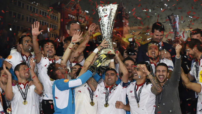Các cầu thủ Sevilla giơ cao cúp vô địch Europa League trên sân St. Jakob-Park (Basel, Thụy Sĩ). Ảnh: Reuters