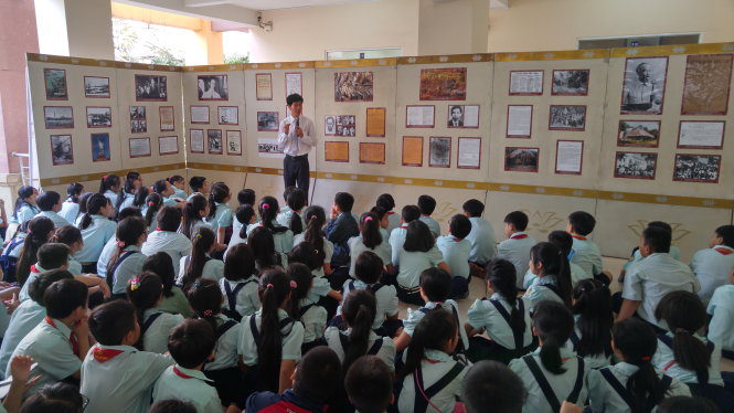 Học sinh Trường tiểu học Đặng Văn Ngữ say sưa tìm hiểu chuyên đề về Bác Hồ được triển lãm tại sân trường - Ảnh: C.K.