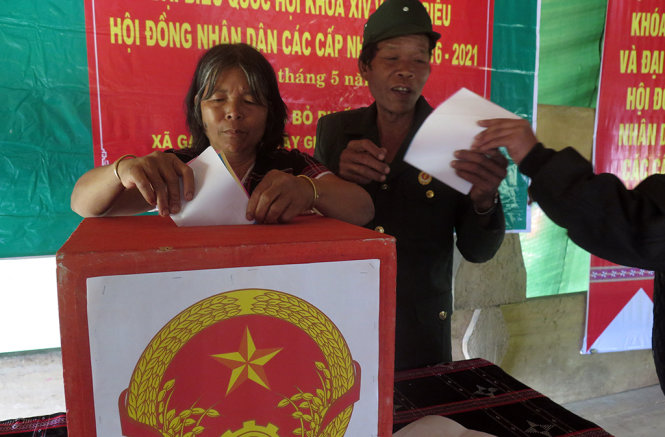 Đồng bào Cơ Tu ở thôn biên giới Dading, xã Gary, huyện Tây Giang, Quảng Nam tiến hành bầu cử sớm - Ảnh: Tấn Vũ