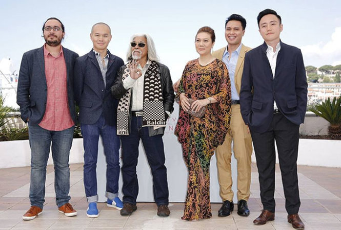 Đạo diễn 32 tuổi người Singapore Boo Junfeng (bìa phải) cùng các thành viên đoàn làm phim Apprentice ra mắt tại Liên hoan phim Cannes ngày 16-5