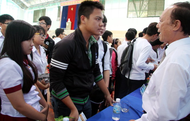TS Nguyễn Kim Quang, phó hiệu trưởng Trường ĐH Khoa học tự nhiên (ĐHQG TP.HCM) cung cấp thông tin về tuyển sinh ĐH năm 2016 cho học sinh - Ảnh: Trần Huỳnh