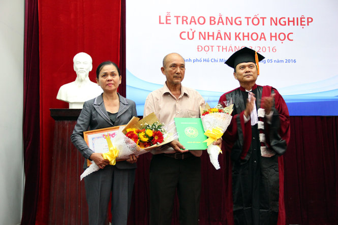 GS.TS Trần Linh Thước trao bằng tốt nghiệp loại giỏi cho cha mẹ của em Nguyễn Hữu Trọng - Ảnh: CTV