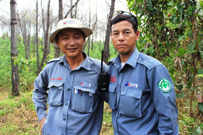 Đội trưởng Ngô Thiện Khiết (trái) và chuyên gia Campuchia trong một lần phối hợp rà phá bom mìn tại Cam Tuyền, Cam Lộ, Quảng Trị vào tháng 7-2015 
- Ảnh: Lê Đức Dục