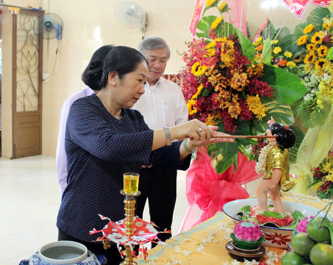 Bà Võ Thị Dung - Trưởng Ban tổ chức Thành ủy TP.HCM đi thăm và dự nghi lễ tắm Phật tại Châu Lâm Ni tự. Đây là nghi lễ đặc biệt trong dịp Đại lễ Phật đản hàng năm - Ảnh: Mai Hoa