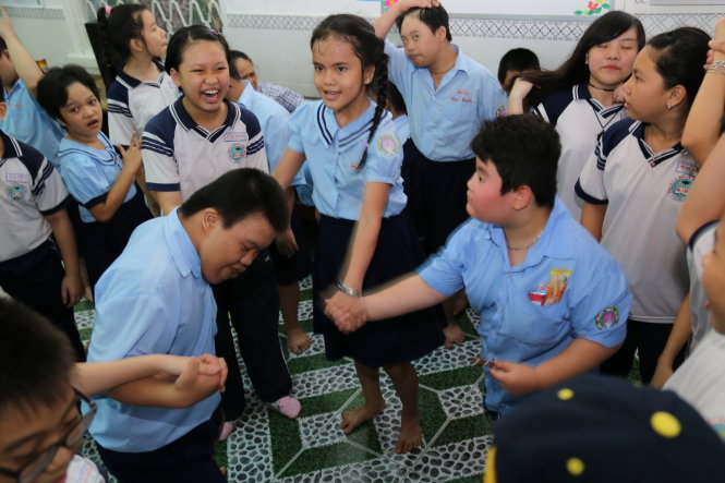 Học sinh lớp 7/8 Trường THCS Kim Đồng Q.5 (TP.HCM) đi thăm và tặng quà cho học sinh Trường khuyết tật Tương Lai Q.5 trong buổi sinh hoạt ngoại khóa - Ảnh: Như Hùng