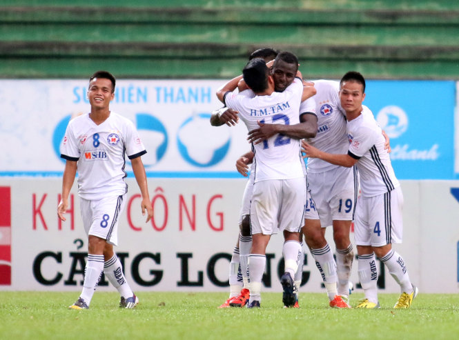 Các cầu thủ SHB Đà Nẵng ăn mừng bàn thắng vào lưới Long An. Ảnh: N.K