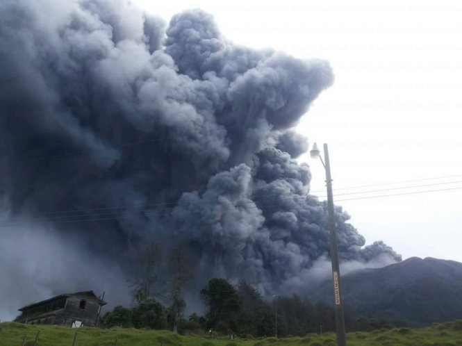 Cột tro khói bốc cao từ núi lửa - Ảnh: ticotimes.ne