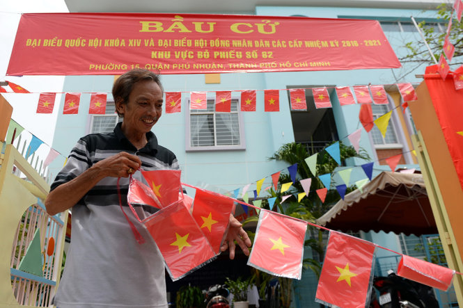 Các thành viên tổ bầu cử số 82 (phường 15, quận Tân Bình) tấp nập hoàn thiện những công tác chuẩn bị cuối cùng cho ngày bầu cử - Ảnh: Hữu Khoa