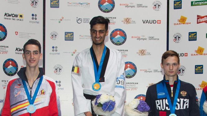 Mourad (giữa) trên bục nhận huy chương Giải vô địch taekwondo châu Âu - Ảnh: AP