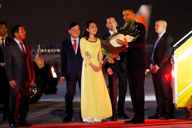 Tổng thống Obama nhận hoa từ phái đoàn Việt Nam ra đón - Ảnh: Reuters