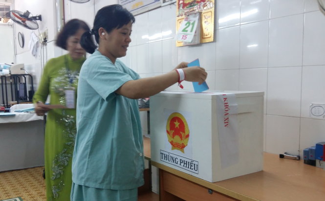 Các cử tri tham gia bỏ phiếu bầu cử tại bệnh viện Từ Dũ - Ảnh: Ngọc Loan